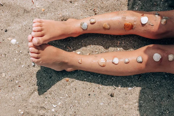 Los Pies Niña Están Decorados Con Conchas Marinas —  Fotos de Stock