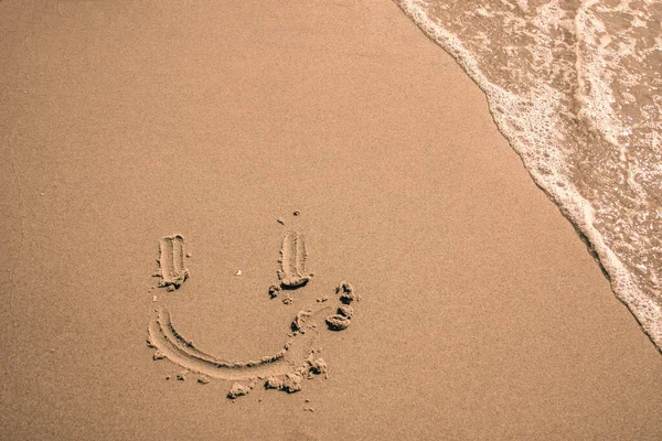 Feliz Sonrisa Dibujando Arena Playa —  Fotos de Stock