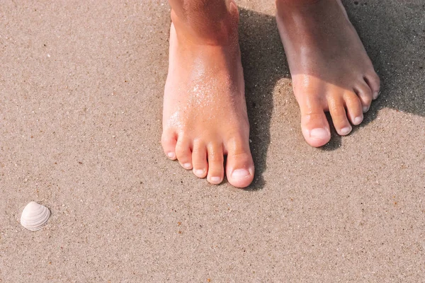 Küçük Kızın Ayakları Deniz Kabuklarıyla Süslenmiş — Stok fotoğraf