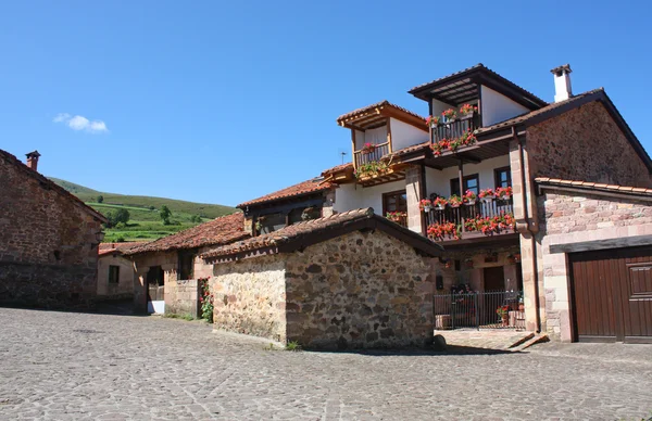Antico villaggio tipico Cantabria, Spagna — Foto Stock