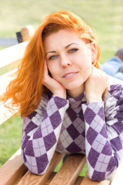 Linda menina de cabelo vermelho Fotos De Bancos De Imagens