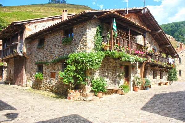 Típico pueblo antiguo Cantabria, España — Foto de Stock