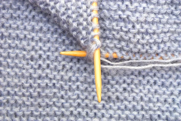 Tricot avec aiguilles en bambou — Photo