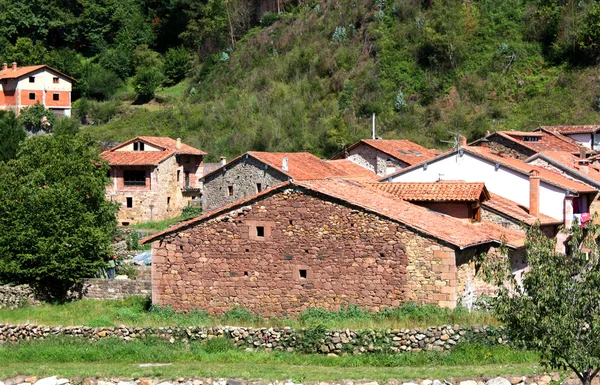 Aldeia antiga típica Cantabria, Espanha — Fotografia de Stock