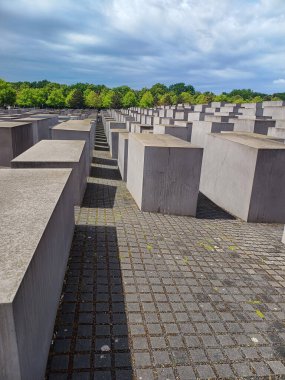 Berlin, Almanya 'da öldürülen Avrupa Yahudilerinin anısına, beton bloklar ve dramatik gökyüzü, hatıra ve kaybın sembolü..