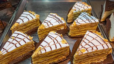 Metal levhalar üzerinde kek parçaları.