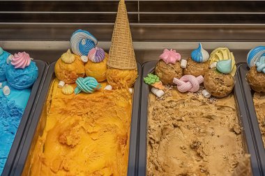 Komik top süslemeli dondurma tepsileri.