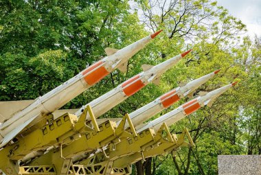 Dnipro, Ukrayna - 18 Mayıs 2021: İkinci Dünya Savaşı döneminde uçaksavar füze sistemi. Dmytro Yavornytsky yakınlarındaki açık hava sergisi Ulusal Dinyeper Tarihi Müzesi, Ukrayna.