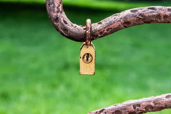 Small Old Weathered Closed Padlock Hanging Decorative Metal Fence Park — Stock Photo, Image