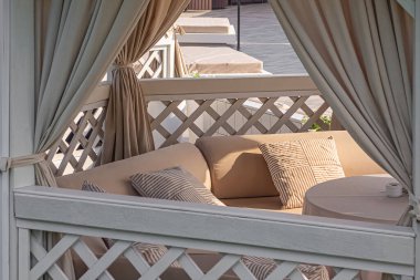 Yazın açık havada dinlenmek için dinlenme odası..