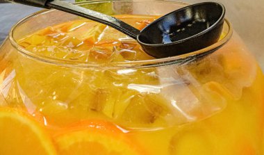 Portakallı limonata ve buzlu büyük bir sürahi. Alkolsüz yaz içkisi.