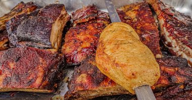 Şişte kızarmış domuz eti ve tavuk eti..