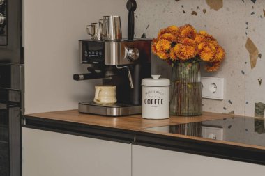 Cozy Kitchen 'da fincanlı ev espresso makinesi.