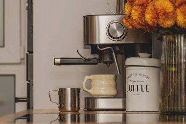 Cozy Kitchen 'da fincanlı ev espresso makinesi.