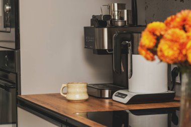 Cozy Kitchen 'da fincanlı ev espresso makinesi.