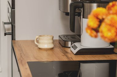 Cozy Kitchen 'da fincanlı ev espresso makinesi.