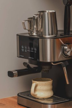 Cozy Kitchen 'da fincanlı ev espresso makinesi.