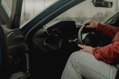 Modern arabanın içinde direksiyondaki kadın elleri, sakin sürüş konsepti