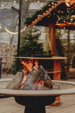 Konforlu Kafe Terasında Yanan Kütüklerle Açık Ateş Çukuru