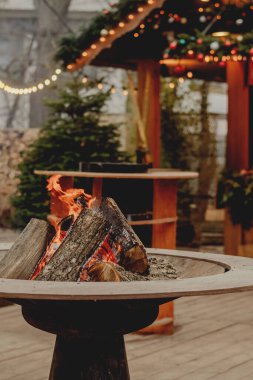 Konforlu Kafe Terasında Yanan Kütüklerle Açık Ateş Çukuru