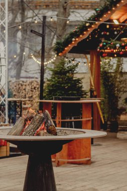 Konforlu Kafe Terasında Yanan Kütüklerle Açık Ateş Çukuru