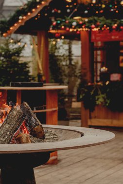 Konforlu Kafe Terasında Yanan Kütüklerle Açık Ateş Çukuru