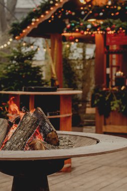 Konforlu Kafe Terasında Yanan Kütüklerle Açık Ateş Çukuru