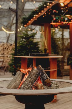 Konforlu Kafe Terasında Yanan Kütüklerle Açık Ateş Çukuru