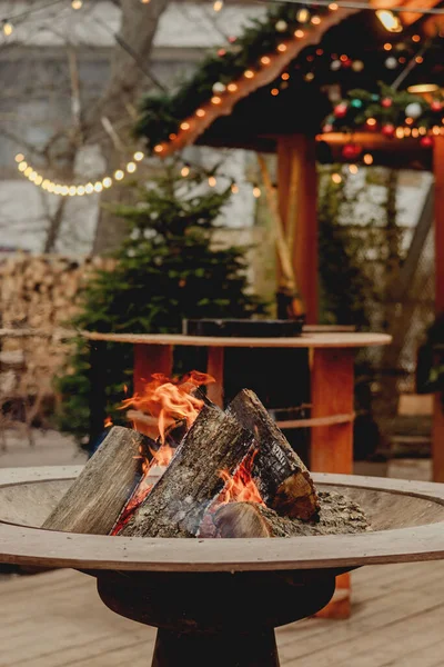 Konforlu Kafe Terasında Yanan Kütüklerle Açık Ateş Çukuru
