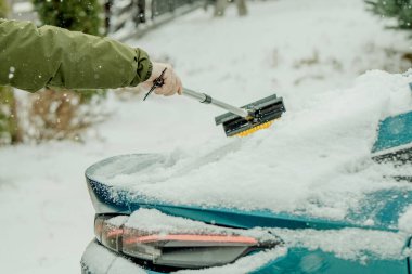 Kışın araba ön camından kar fırçalamak