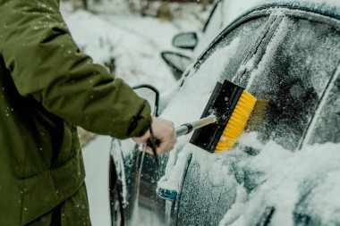 Kışın araba ön camından kar fırçalamak