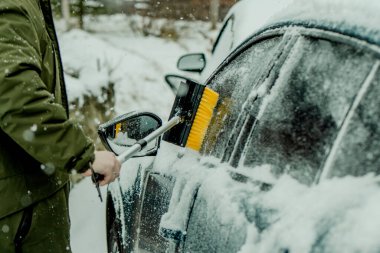 Kışın araba ön camından kar fırçalamak
