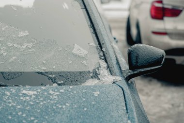 Donmuş araba ön camı buzla kaplı.