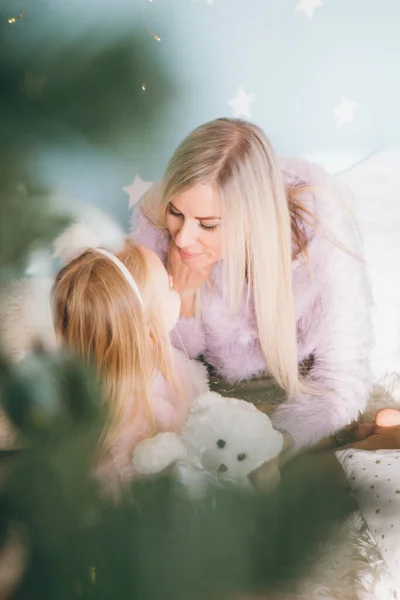 Söt Liten Flicka Och Mamma Med Blont Hår Titta Varandra — Stockfoto