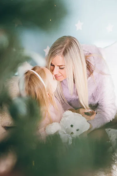 Söt Liten Flicka Och Mamma Med Blont Hår Titta Varandra — Stockfoto