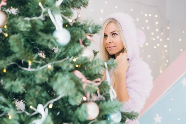 Söt Ung Kvinna Med Blont Hår Dekorerar Julgran Det Festliga — Stockfoto