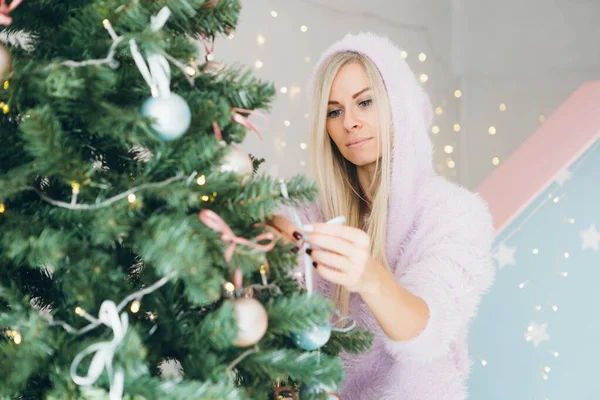 Söt Ung Kvinna Med Blont Hår Dekorerar Julgran Det Festliga — Stockfoto