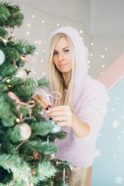Söt Ung Kvinna Med Blont Hår Dekorerar Julgran Det Festliga — Stockfoto
