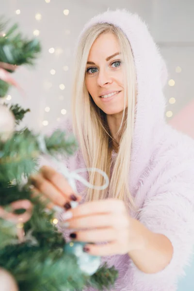 Söt Ung Kvinna Med Blont Hår Dekorerar Julgran Det Festliga — Stockfoto