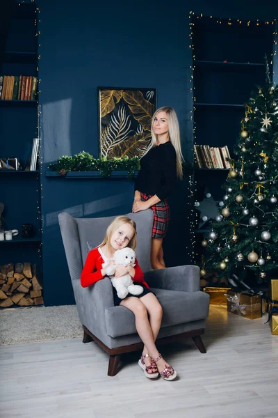 Söt Ung Mamma Med Blont Hår Och Liten Dotter Sitter — Stockfoto