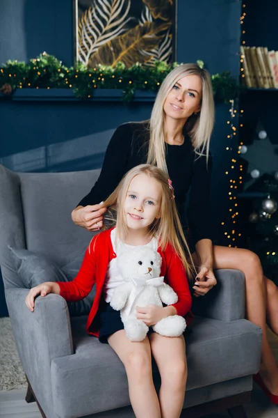 Söt Ung Mamma Med Blont Hår Och Liten Dotter Sitter — Stockfoto