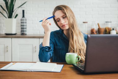 Genç ve güzel hamile bir kız. Karantinada kendini soyutlama modunda mutfakta çalışan bir serbest çalışan. Tonlama.