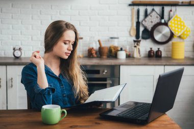 Genç ve güzel hamile bir kız. Karantinada kendini soyutlama modunda mutfakta çalışan bir serbest çalışan. Tonlama.