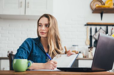 Genç ve güzel hamile bir kız. Karantinada kendini soyutlama modunda mutfakta çalışan bir serbest çalışan. Tonlama.