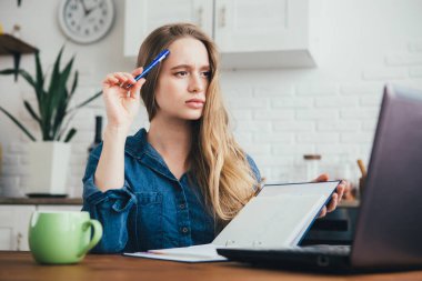 Genç ve güzel hamile bir kız. Karantinada kendini soyutlama modunda mutfakta çalışan bir serbest çalışan. Tonlama.