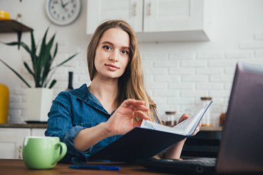 Genç ve güzel hamile bir kız. Karantinada kendini soyutlama modunda mutfakta çalışan bir serbest çalışan. Tonlama.