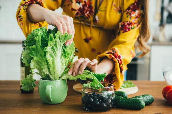 Genç ve güzel hamile kız mutfakta sebze salatası hazırlıyor. Sağlıklı beslenme kavramı. Tonlama.