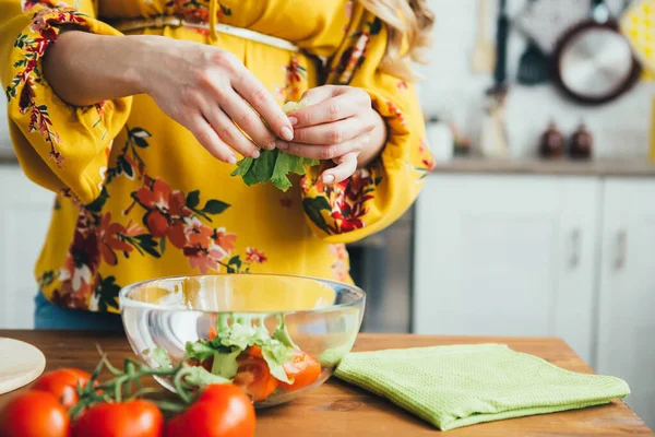 Młoda Dziewczyna Ciąży Przygotowuje Sałatkę Warzywną Kuchni Koncepcja Zdrowego Odżywiania — Zdjęcie stockowe