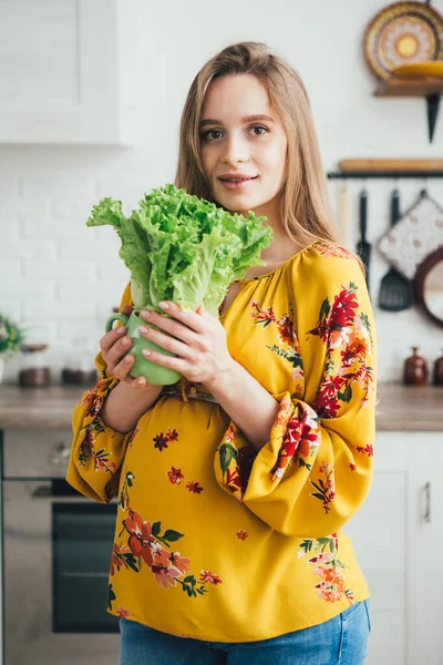 Młoda Dziewczyna Ciąży Przygotowuje Sałatkę Warzywną Kuchni Koncepcja Zdrowego Odżywiania — Zdjęcie stockowe