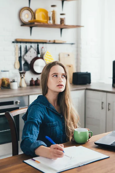 Genç ve güzel hamile bir kız. Karantinada kendini soyutlama modunda mutfakta çalışan bir serbest çalışan. Tonlama.